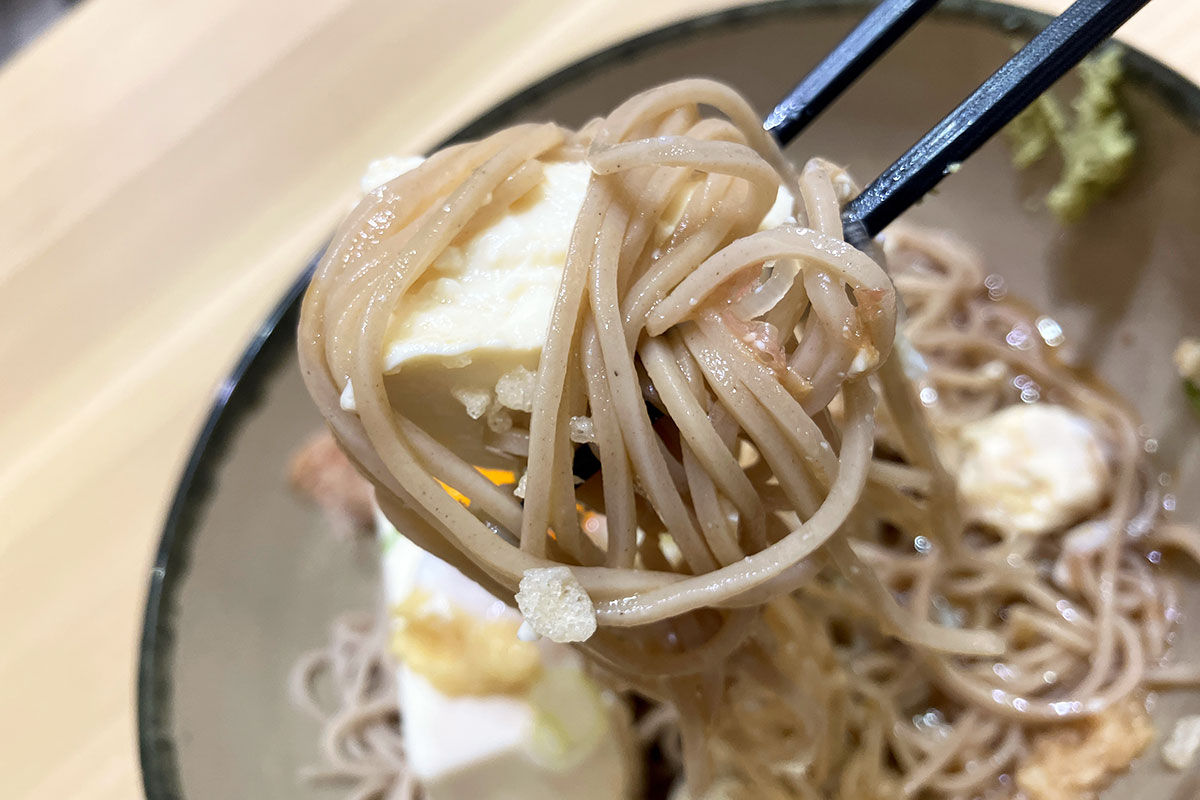 豆腐とそばを一緒に食べるってのも、なかなかないですよねー