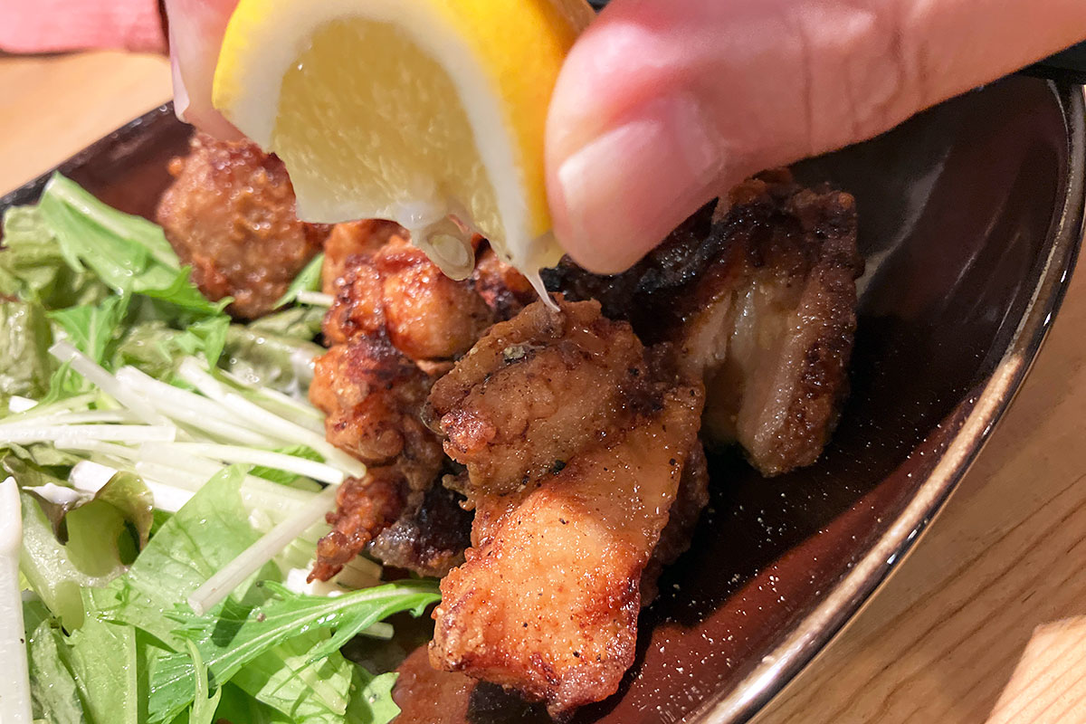 ザンギはレモンの絞り甲斐があります! 心地よい酸味がステキな味変に