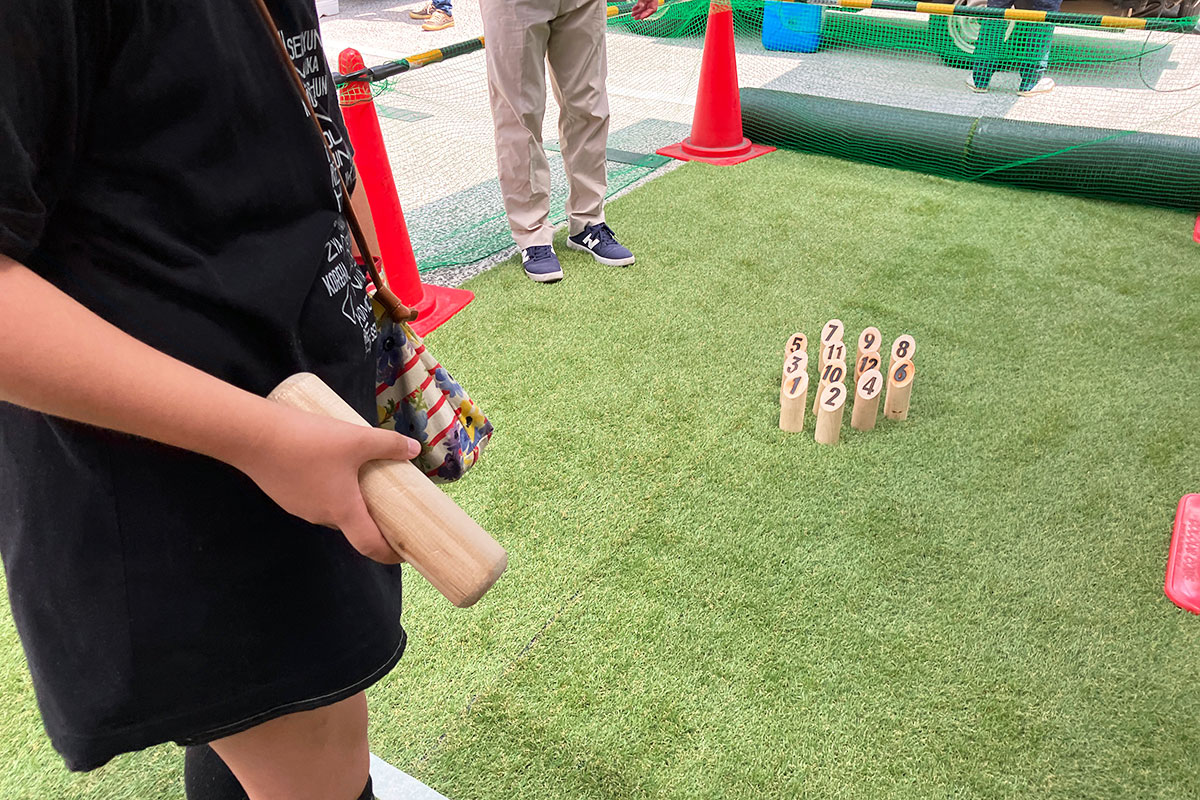 実際にやってみましたが、とても面白い。50点ちょうどを目指すことと、棒を倒すことで位置が移動していくのが興味深いです