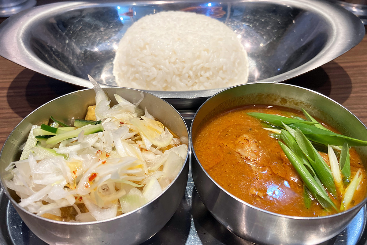 オイシイカレー(通称)の二種盛り「鶏出汁チキンカレー」と「冷やし鶏塩カレー」