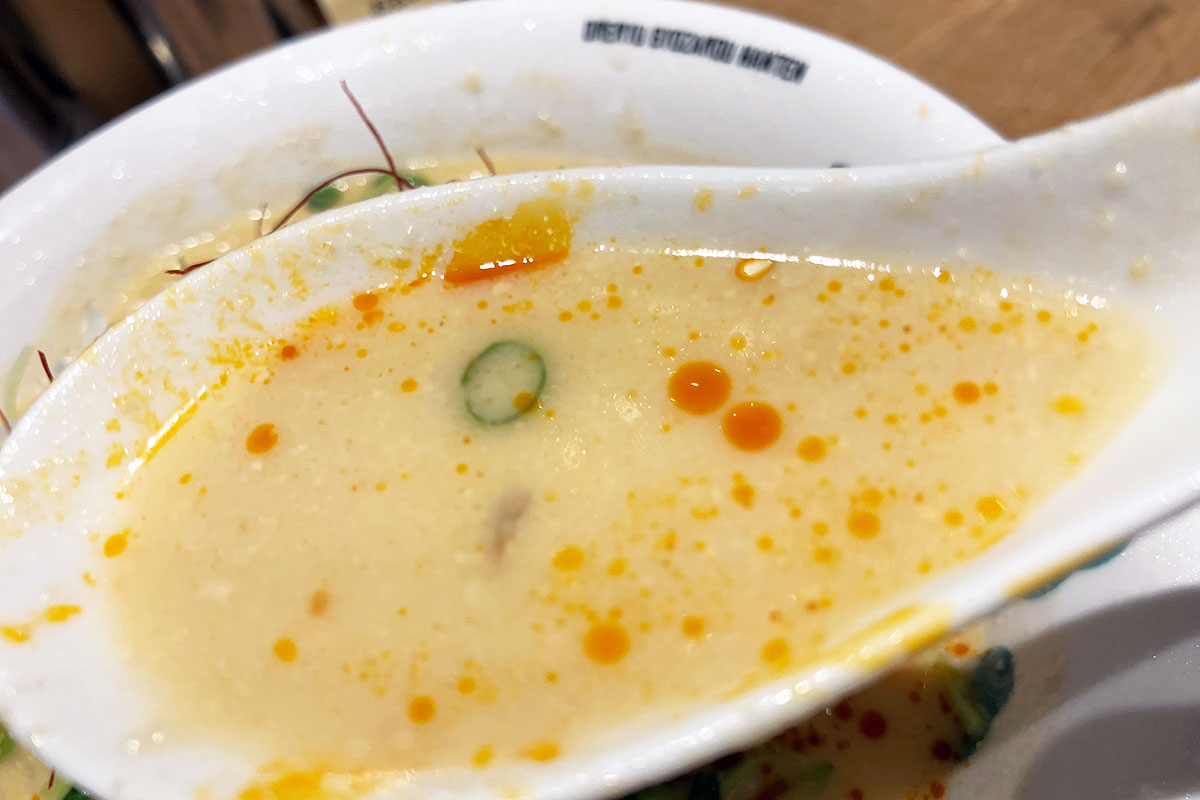 ラー油が浮かんでいますが、辛さはそこまででもなく胡麻のまろやかさ、そしてどちらかというとスッキリとした味わいです