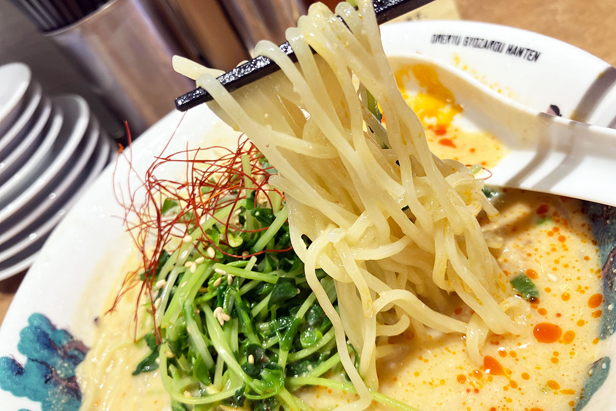 透明感のある細麺は、キッチリと〆られていてしっかりとしたコシがありながらのどごし抜群