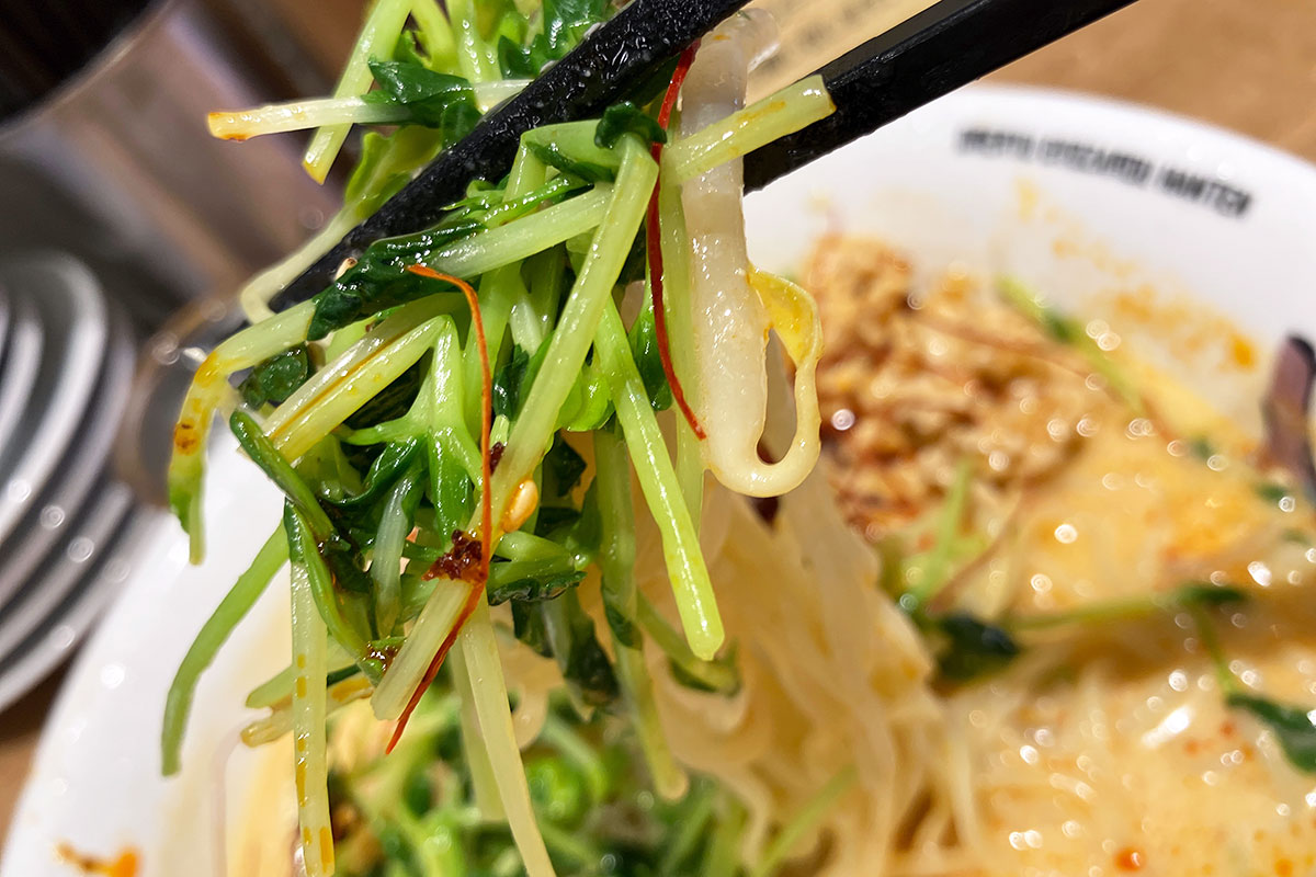 豆苗の存在感が感じられる冷やし担々麺です
