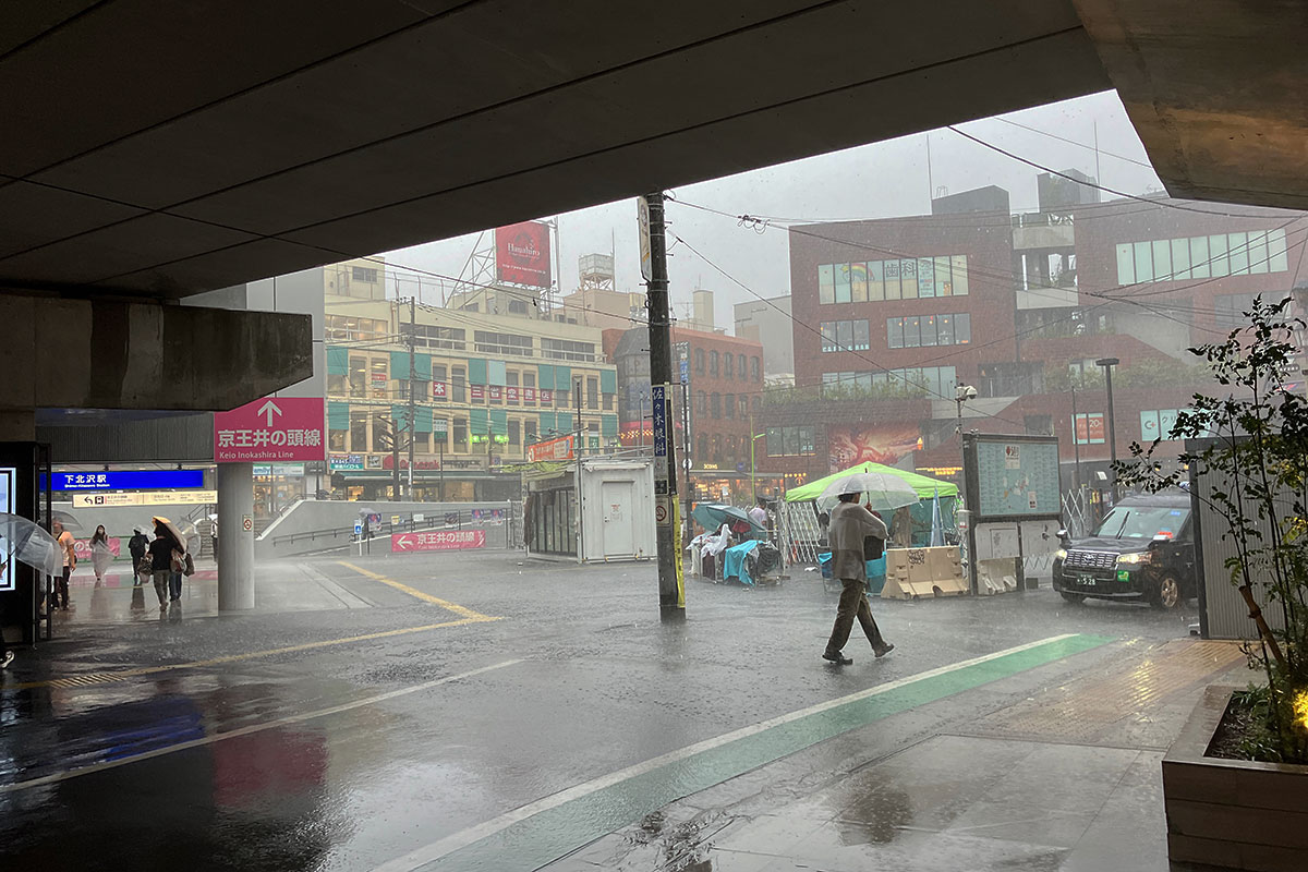 ミカン下北前から東口前方面を臨む、白くかすむ程のゲリラ豪雨