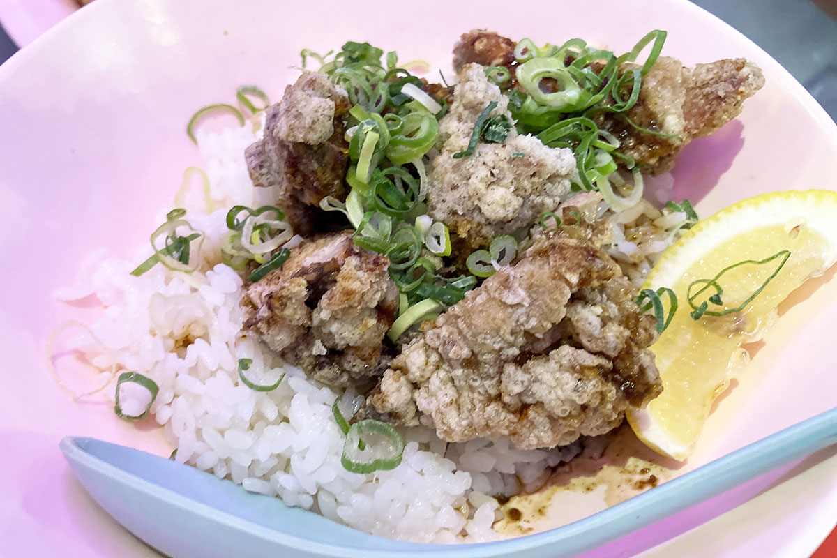 「炸鶏排飯」もカラッと揚げられた鶏肉と八角の効いたタレが絶妙で美味しい!