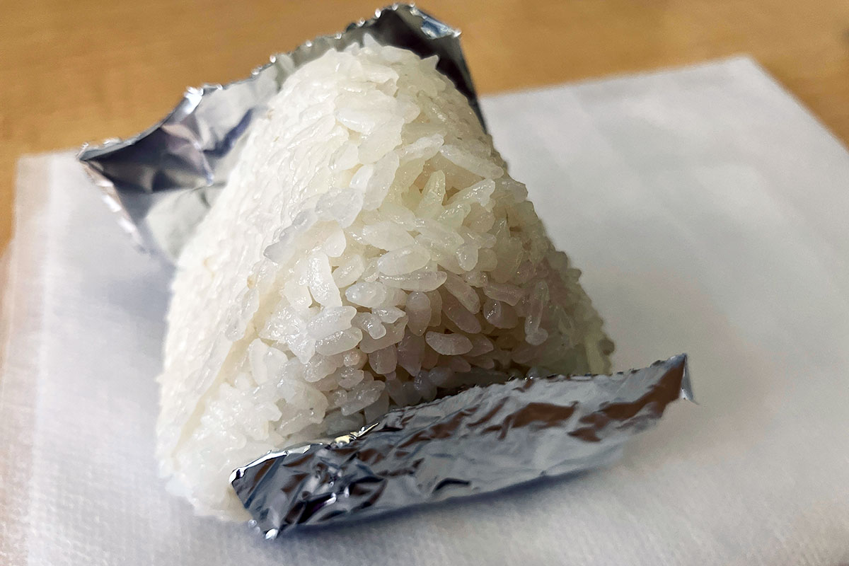 なぜか店員さんから塩おむすびをもらう、なぜ?