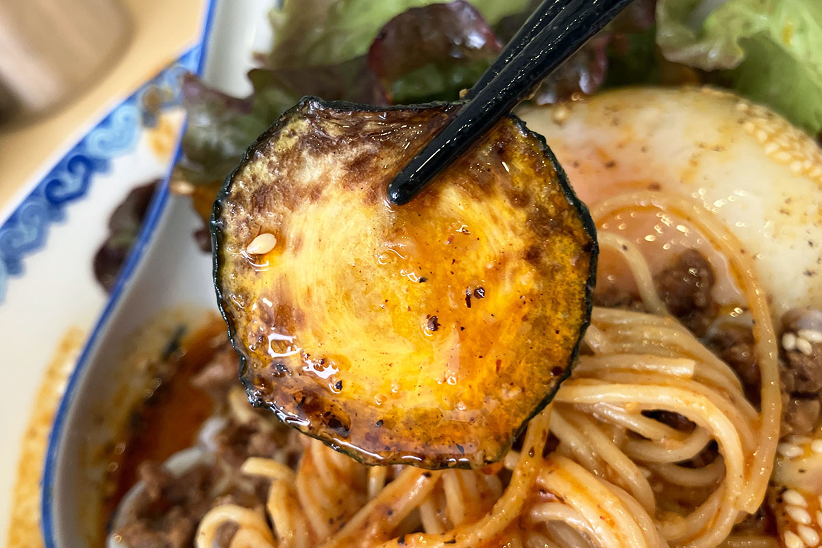 野菜はサニーレタスとトマト、そして焼きズッキーニ