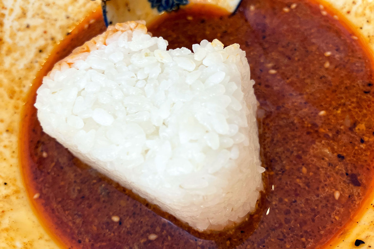 ひとくちかじった塩おむすびを投入