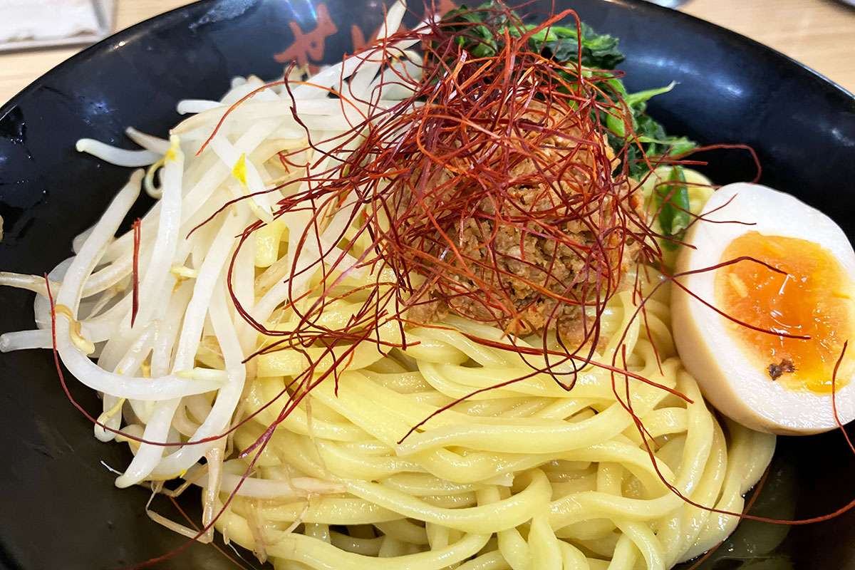 冷水で〆られた艶やかな麺の上には、坦々な挽肉に糸唐辛子、もやしと半熟たまご、そして家系らしくほうれん草