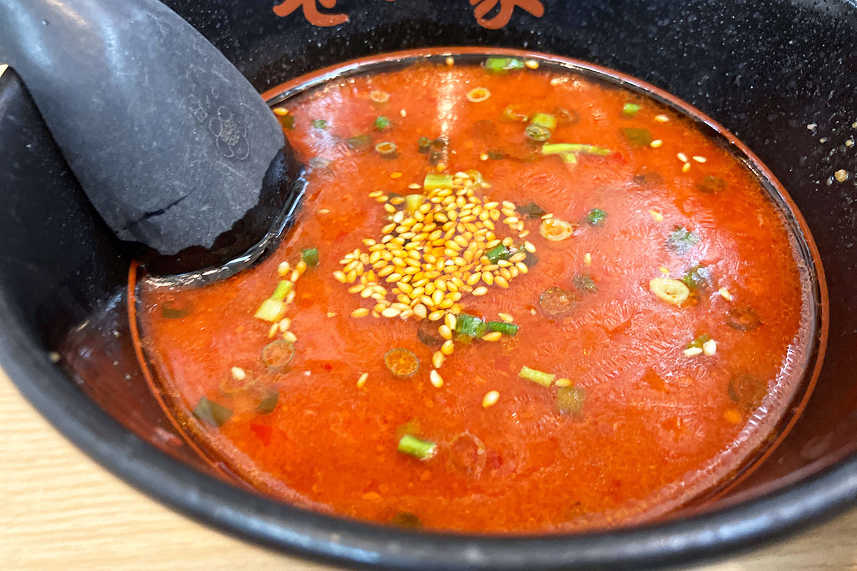 いやー、旨辛というか、めっちゃ辛そうじゃない？　ん？　あ？？　熱くない、このスープ！