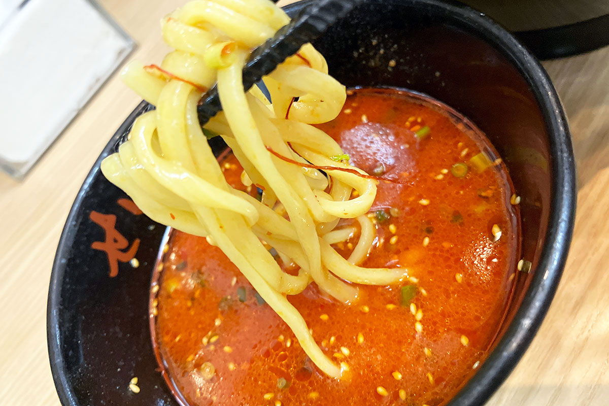 せい家の艶やかな太麺にもバッチリ絡むぜ、旨辛スープ！
