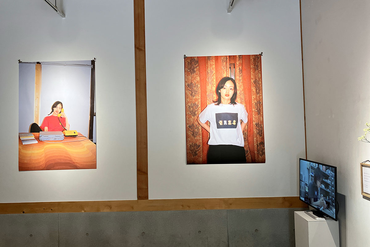 自ら作った作品をあしらったTシャツも制作、これは現地で購入できます。右下のモニターでは藤原さくらさんが絵付けをしている映像が流されていました