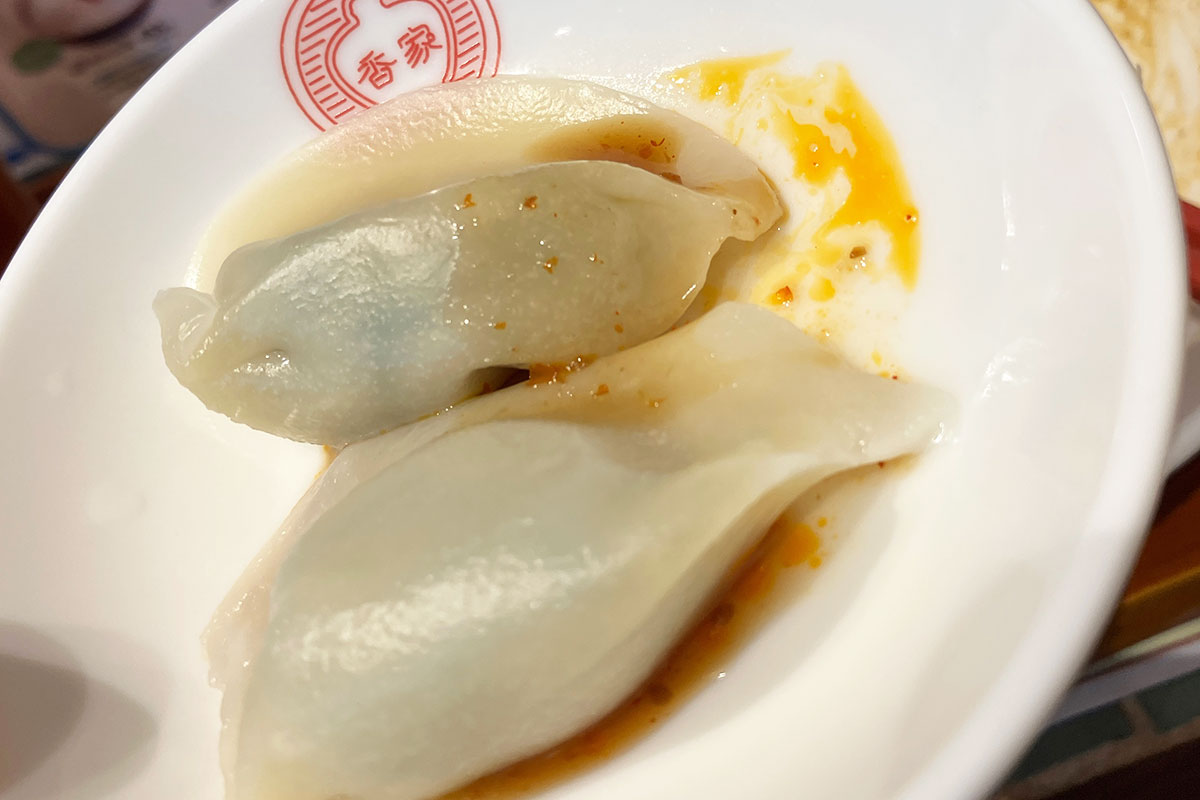 ニラ水餃子、タレも辛そうだけど、汁なし担々麺の辛さが圧倒的でもはやフツーにしか感じられない。もっちもっちでおいしいい
