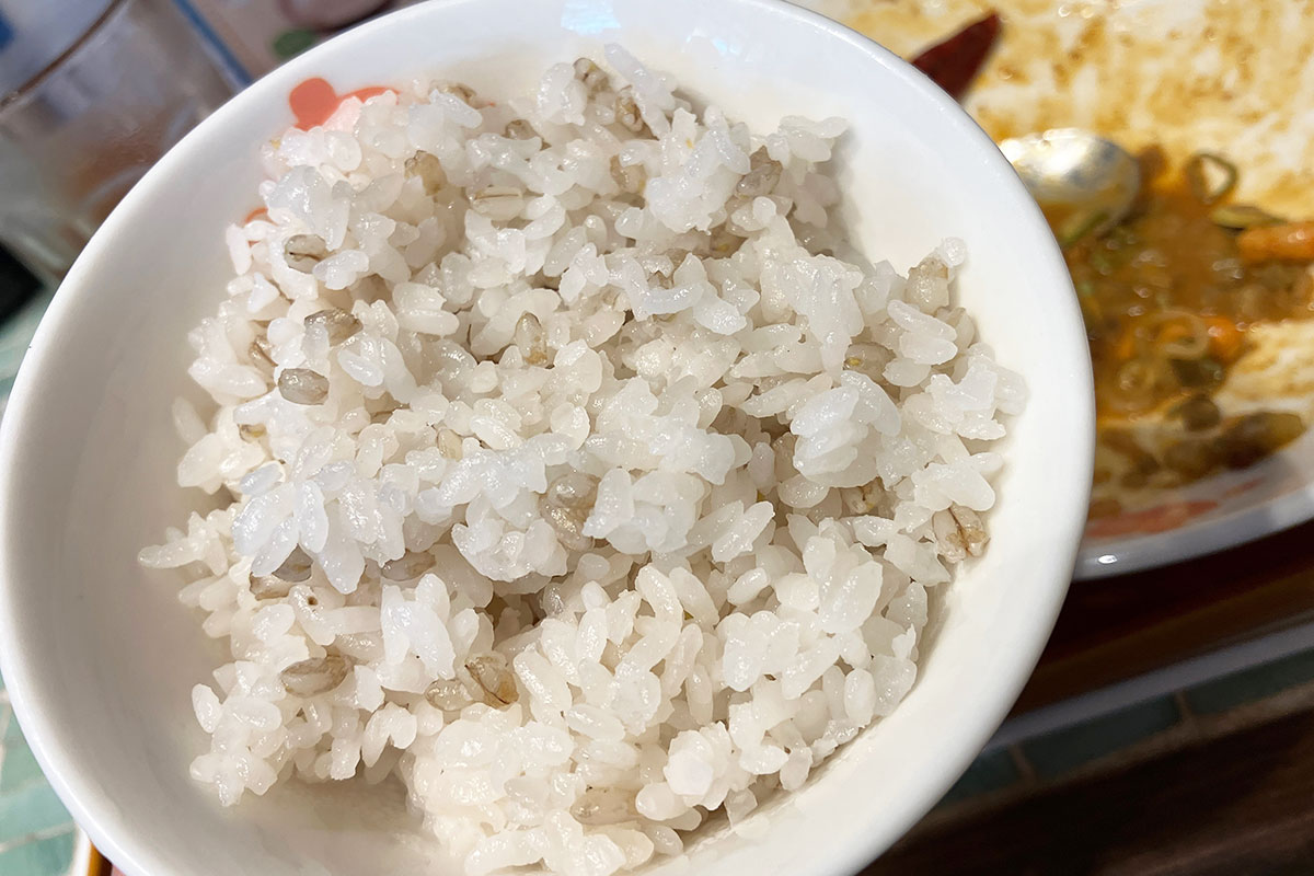 丸麦入りごはんは最後までとっておき、麺を食べ終わった後の器に投入!