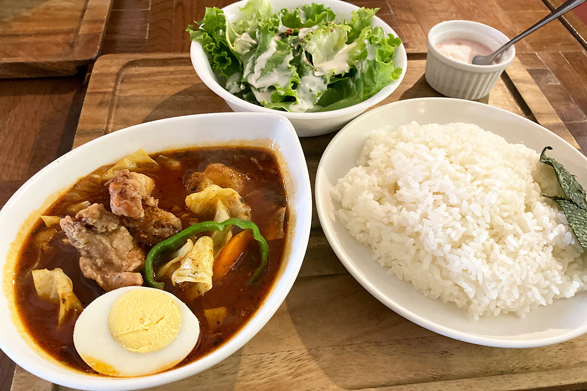 カレー食堂 心 下北沢店の「塩ザンギのスープカレー」ご飯大盛り・30辛(激辛)990円(税込)
