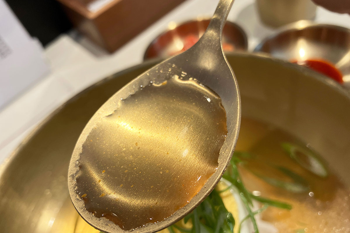 澄んだ黄金スープ、香りはあまりしないけどお味の方は?