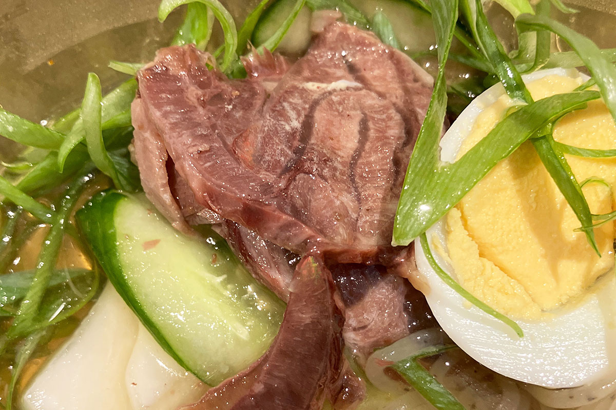 ゆで卵の下からは、お肉とお野菜が登場