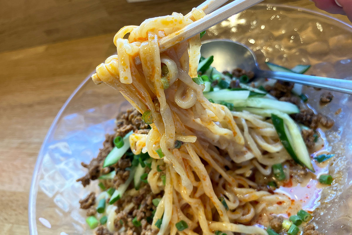 麺は平打ちのちぢれ麺で、坦々スープがよく絡みます