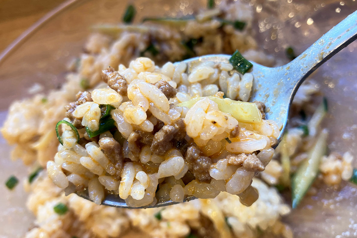 食べ終わった麺の器に投入し、スープや具材を最後まで楽しみましょう。うん、スープ・具材が美味しいから、間違いない味わいです