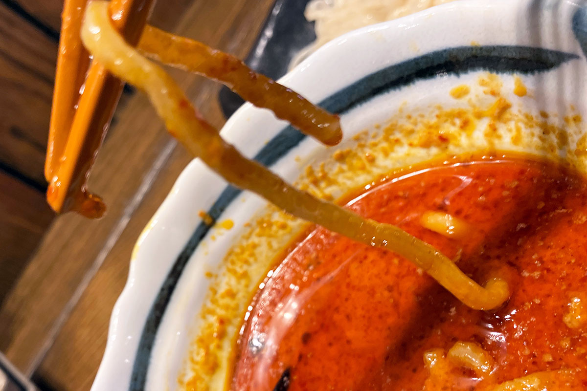 さっきはまあまあの量の麺をすすったのがヤバかったのかも、一本でいきましょう