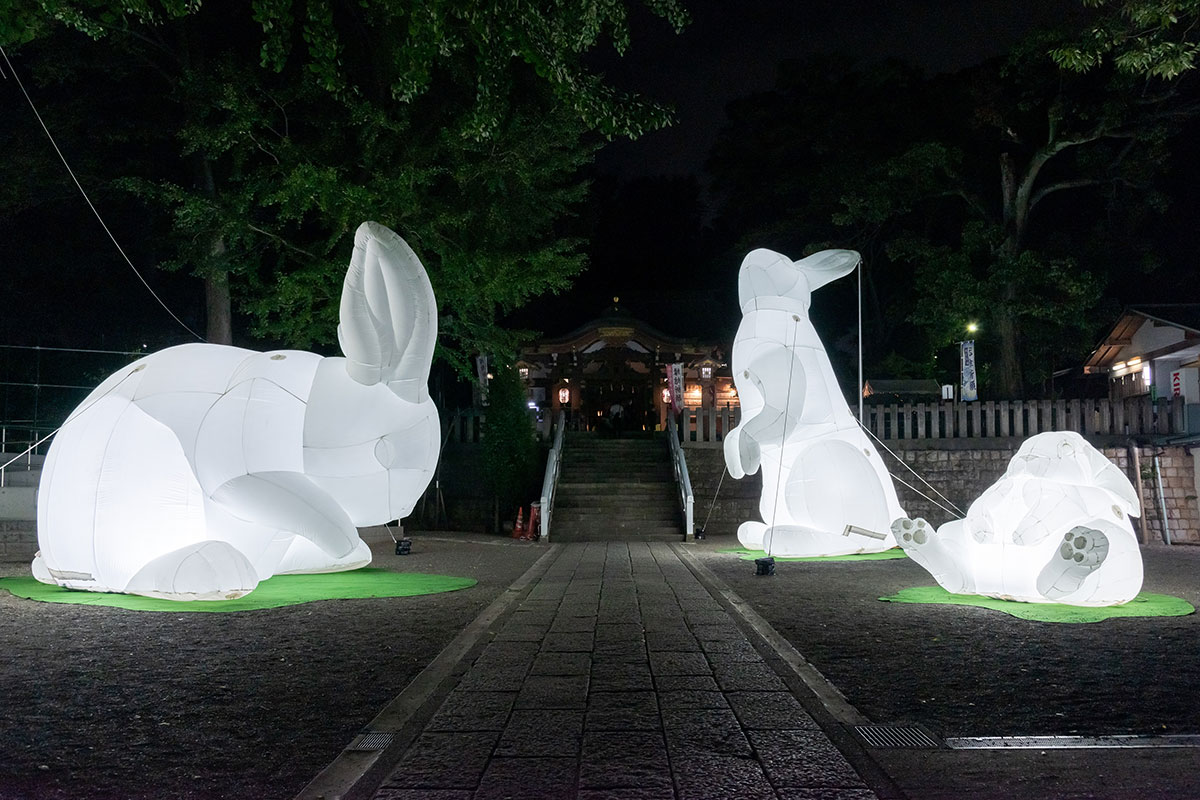 昨年の様子「Intrude」(北澤八幡神社) Intrude by Amanda Parer. Image Masataka Tanaka.
