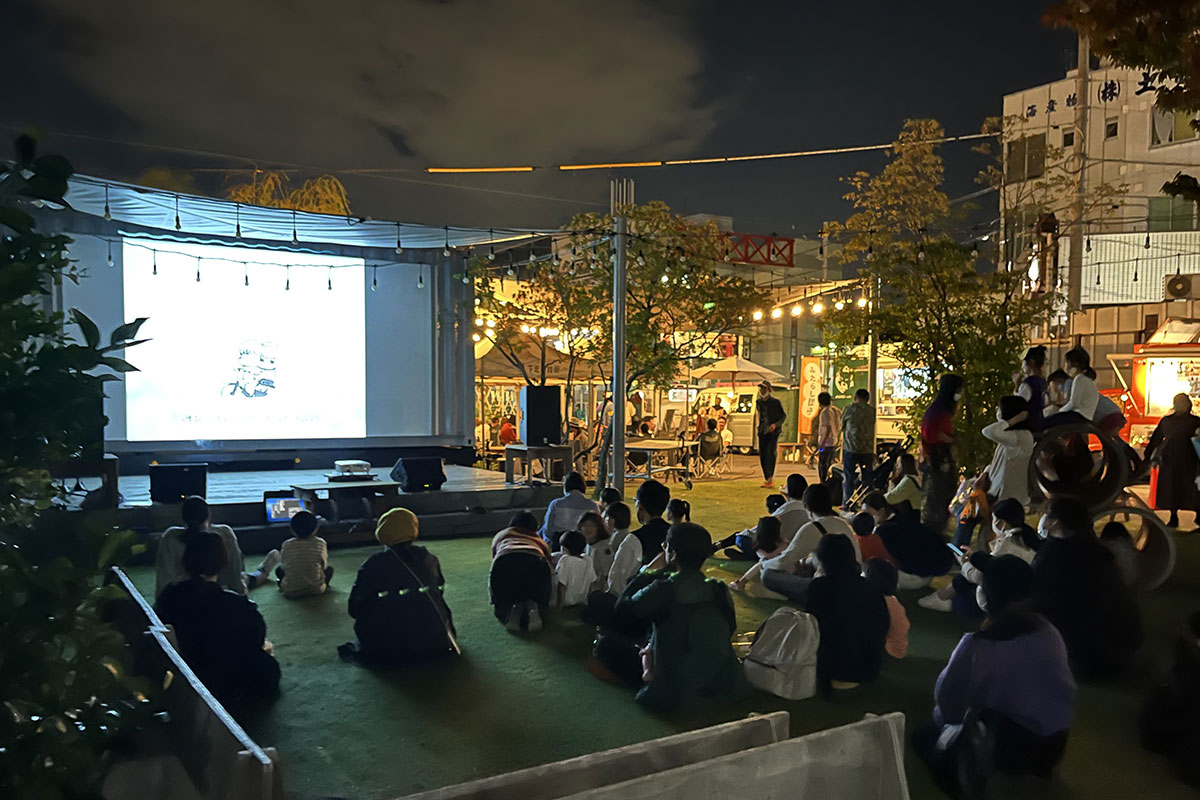 屋外映画祭のイメージ(下北線路街 空き地)