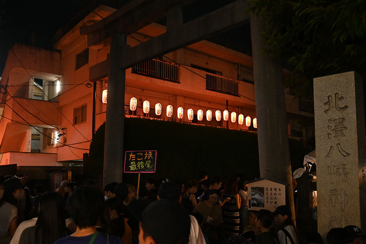 19時を過ぎ、さらにたくさんの人が。たこ焼きの列、外まで来ちゃってる、、、