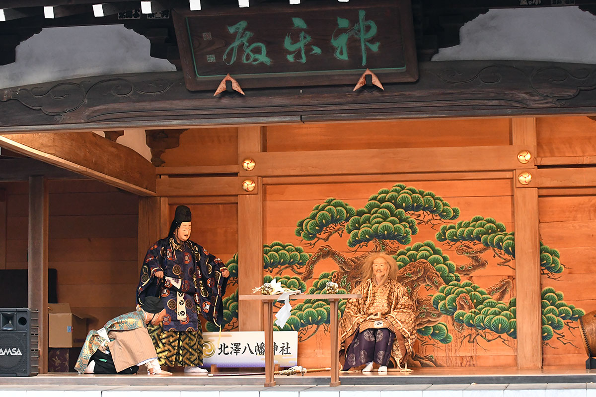 舞台では「神代神楽」
