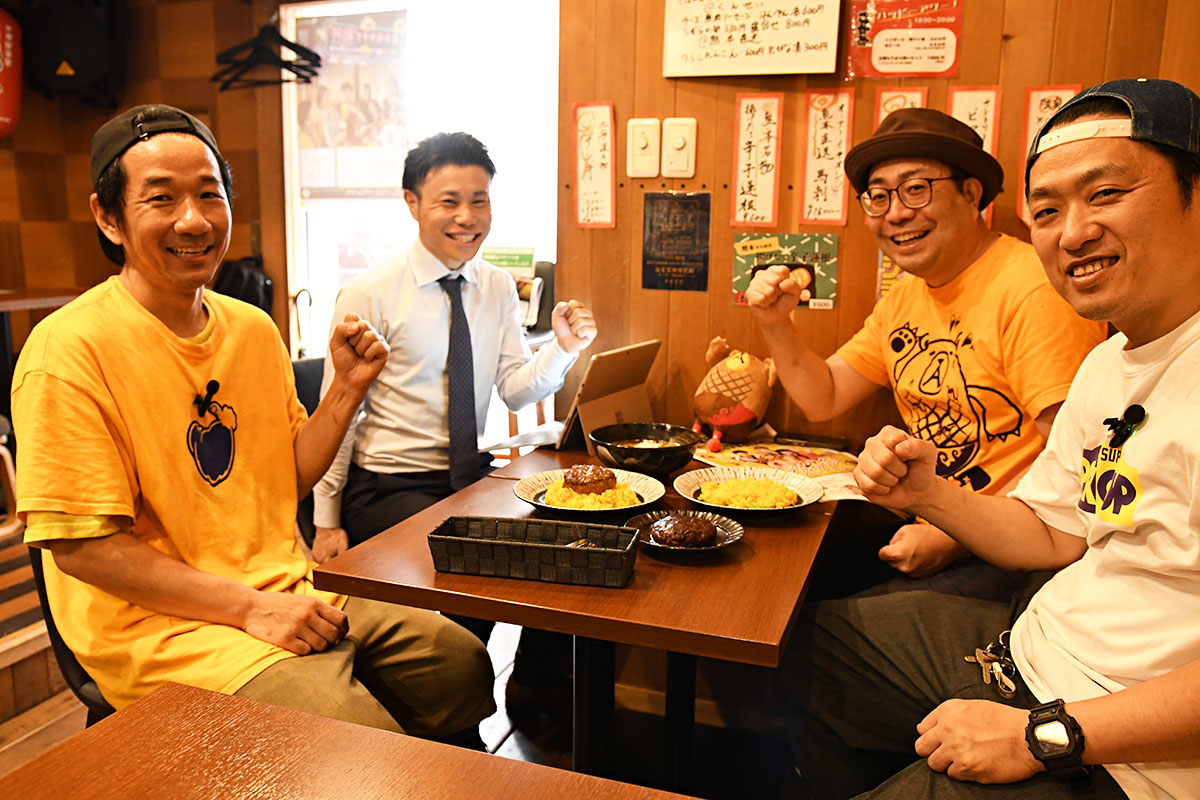 写真左から、「下北スパイス」加藤さん、「フジエダ勝手にプロデュース」牧田さんとバーグマン田形さん、「小川商店」小川さん
