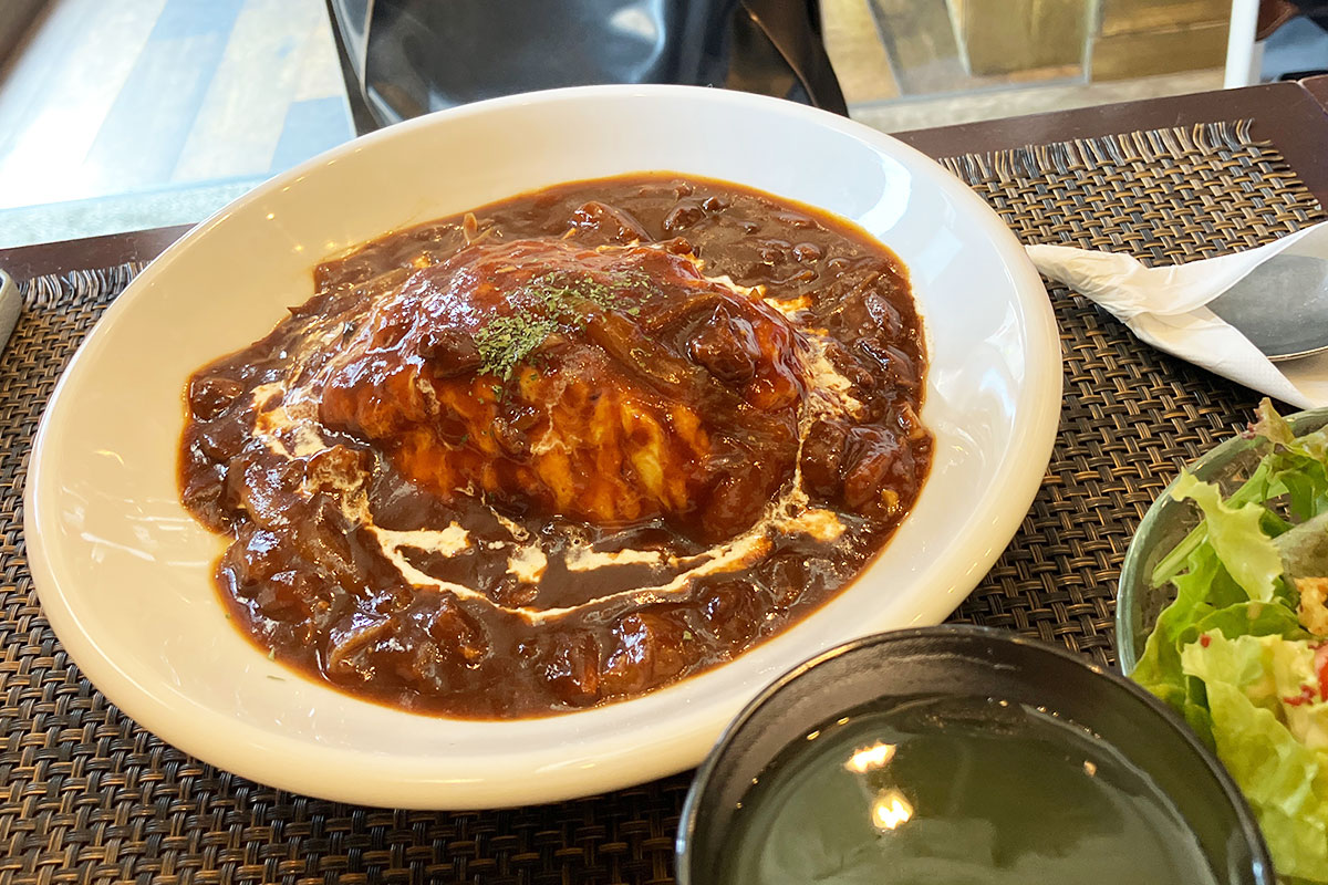 7月の月替わりメニューは「牛すじオムハヤシ」でした、これまたおいしそうっ!