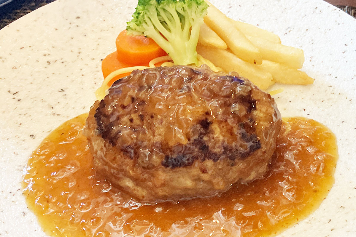 和風オニオンソースの粗挽きハンバーグ