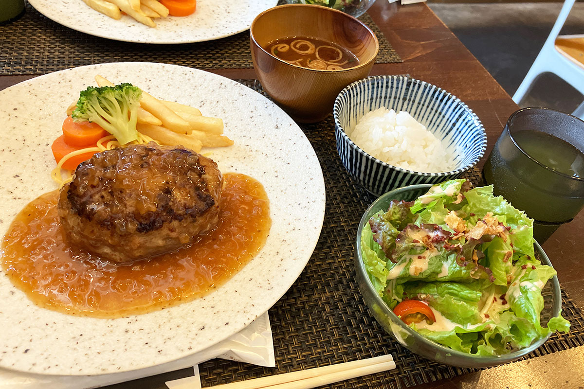 小川商店の「ハンバーグ 和風オニオンソース」1330円(税込)