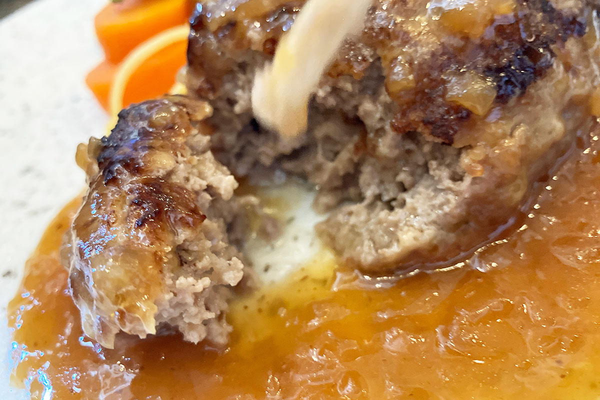 ふんわりと焼き上げられたハンバーグは、まさにお箸で食べるべきハンバーグです。和風オニオンソースとの相性も抜群