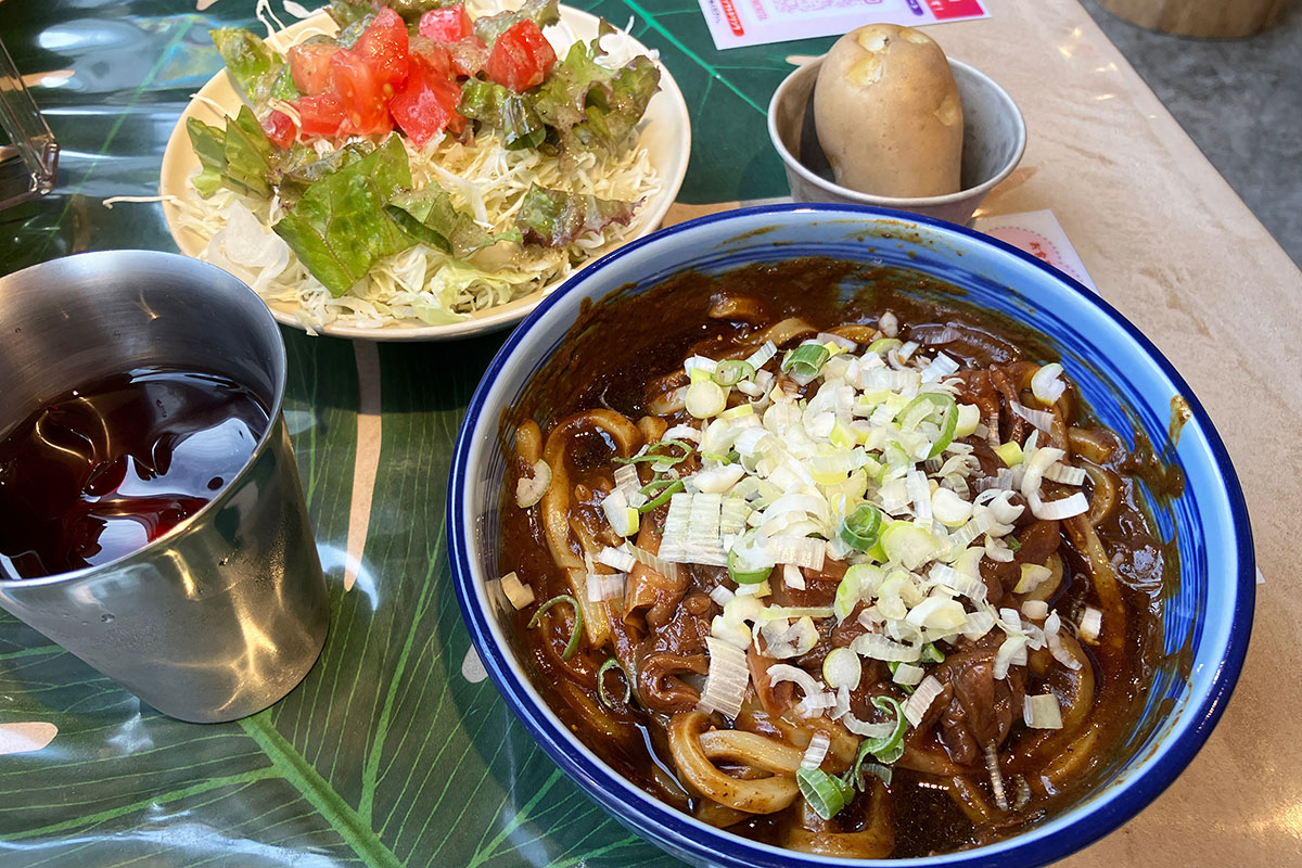 もうやんカレー 下北沢店限定「牛すじカレーうどん」900円(税込)