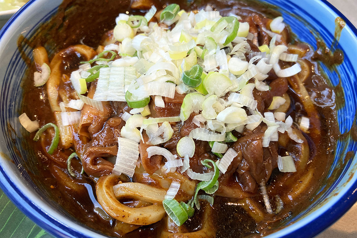 もうやんカレー 下北沢店の「牛すじカレーうどん」900円（税込）