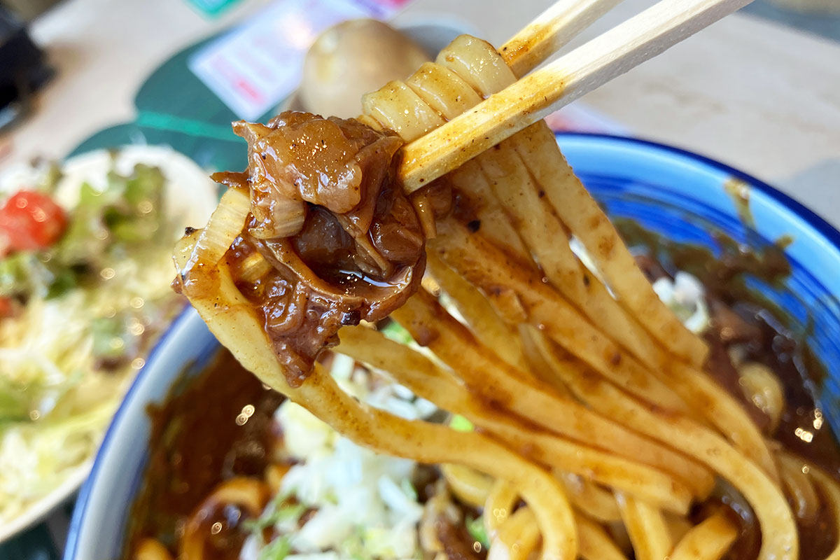 牛スジがたっぷり入っているカレーうどん、いただきます