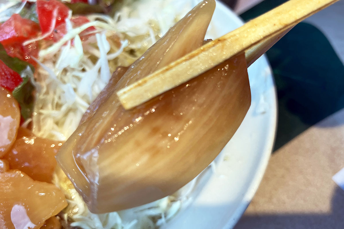 卓上にある玉ねぎのピクルスで、お口の中をスッキリとさせられます。同じく卓上にあるスモークたくあんも、カレーのお供にあいますよー