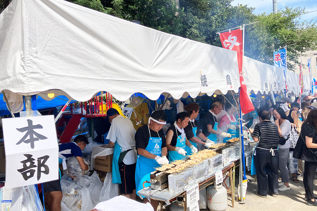 北澤八幡神社例大祭の出店は、中心的なものは北沢法人会によるもの。焼鳥1本100円、かき氷100円などとにかく安い!