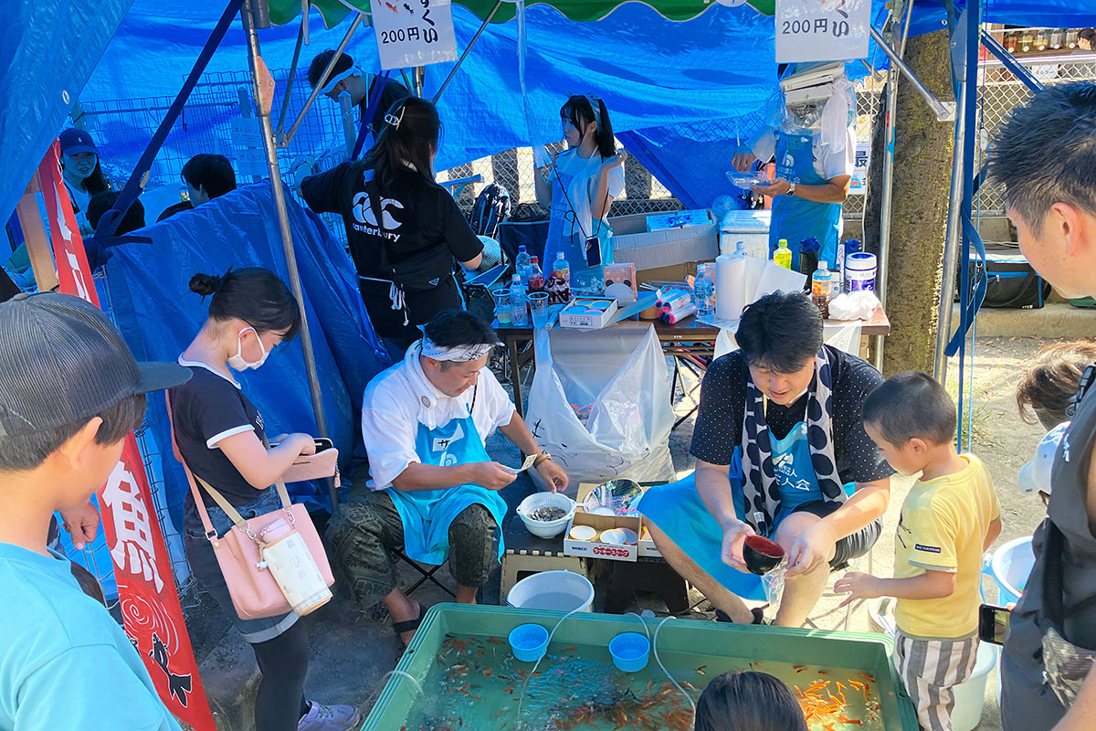 金魚すくいも200円、めっちゃ良心的。今年もお世話になります北沢法人会の皆さん!