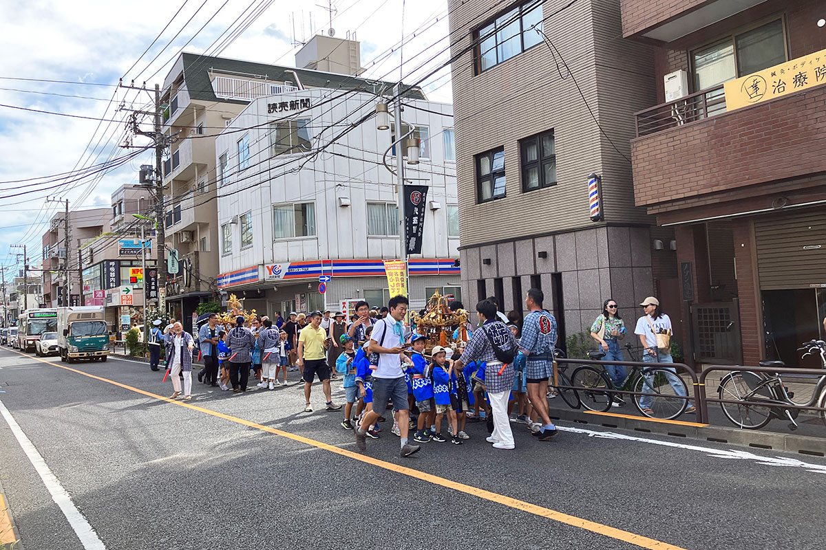 子供たちの元気なかけ声と共に御神輿がやってきました