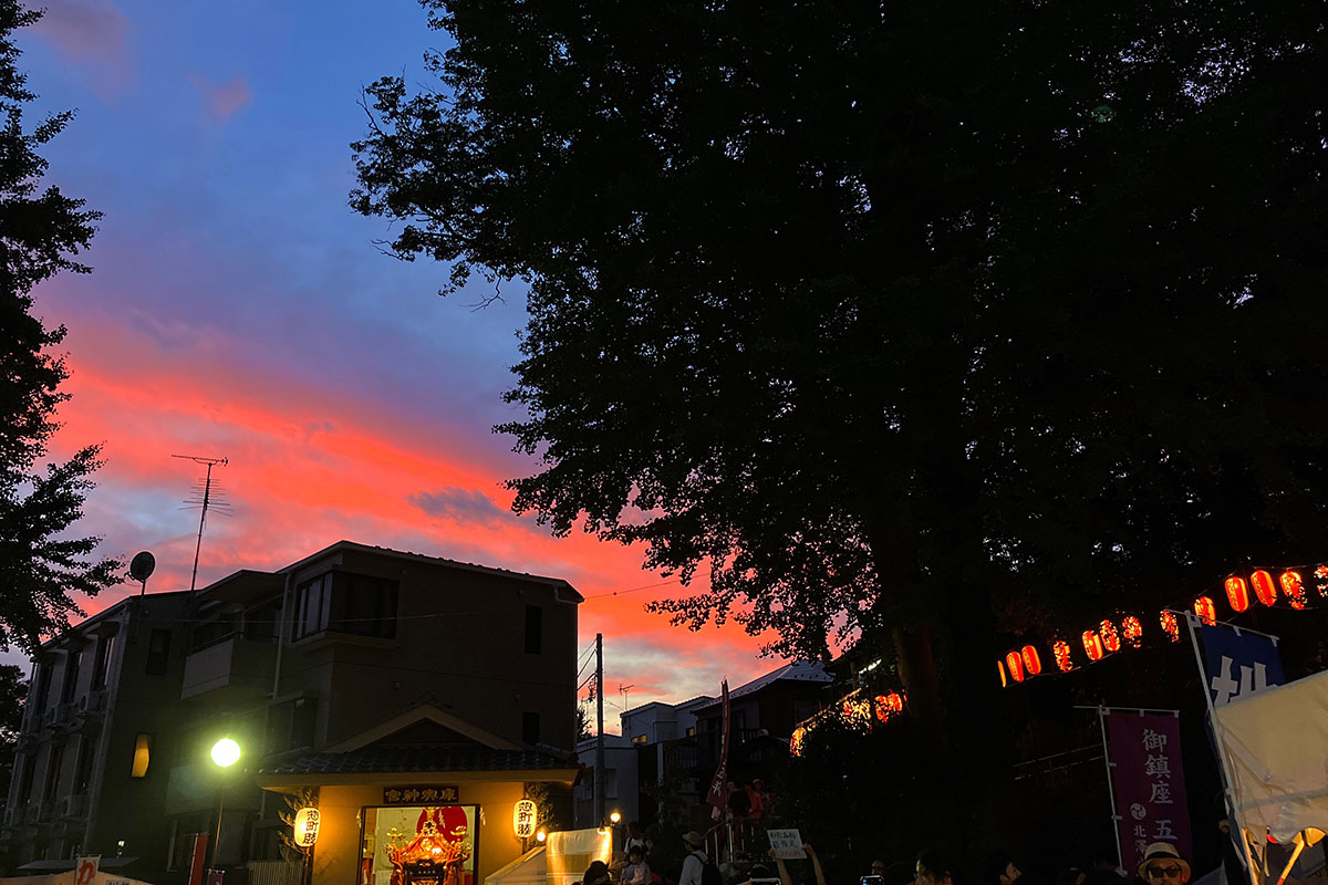 空を見上げると、鮮やかな夕暮れ