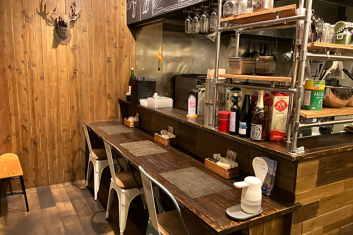 『小川商店』店内、カウンター席もあるので一人でも気兼ねなく入れます