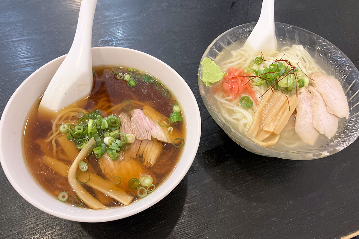 ［藤枝プチ情報 その1］
藤枝には朝ラーメンというカルチャーがあり、朝から営業しているラーメン屋さんが複数あります。漁港で有名な焼津が近いこともあり、鰹だしをふんだんに使った志太系ラーメンが有名。
そして、もう一つの特徴は、温かいラーメンを食べた後に冷たいラーメンを食べること。ここ藤枝にしかない、ラーメンカルチャーです。
写真のラーメンは『森下そば店』の、「しょうゆラーメン（並）」700円（税込）と「塩冷やしラーメン（並）」700円（税込）。塩の冷やしも絶品です！