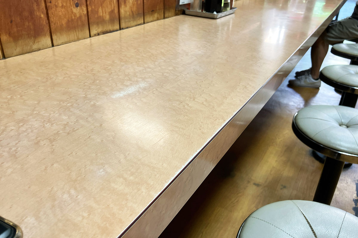カウンター席、味がありすぎる椅子