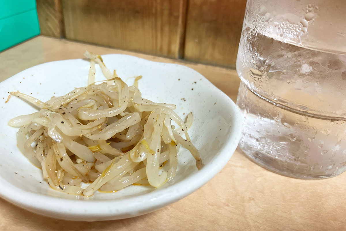 オーダーしたらもやしのナムルをだしてくれた
