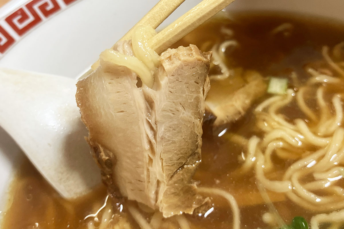 ラーメンには長めの豚バラチャーシューが一枚