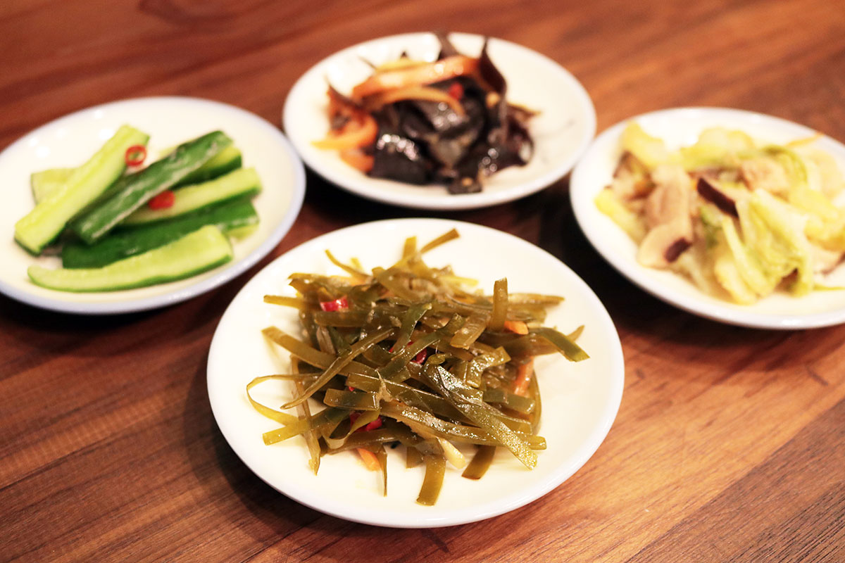 副菜(日替わり)
各定食には、副菜とスープがセットになっています。副菜には、ゴーヤの塩漬け卵炒めやナスとパクチーの香味ソース和えなど、スープには、パイナップルとゴーヤの鶏スープなど、台湾ならではの味を追求し、日替わりで提供しております。本場の味にこだわり、台湾の食材や調味料を使用して提供される本格的な味をぜひご賞味ください