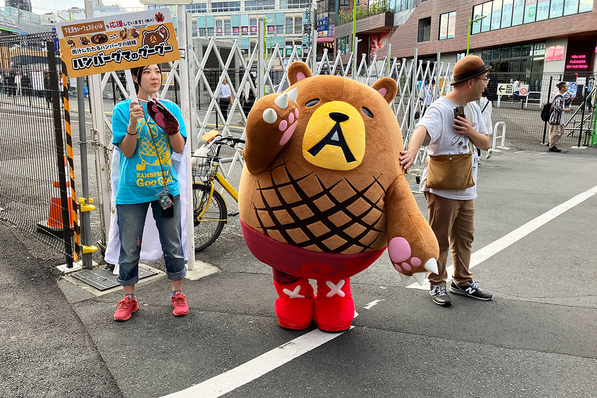 オオゼキ前では買い物に来た地元の皆さんに、年代性別問わず大人気