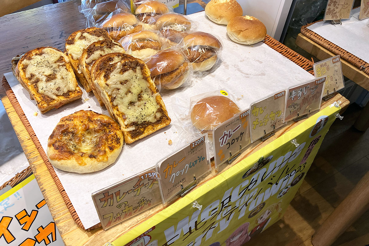 お昼頃に行くと他のカレーパンも豊富に揃ってます。お得なドリンクセットもあるので、ぜひご利用くださーい