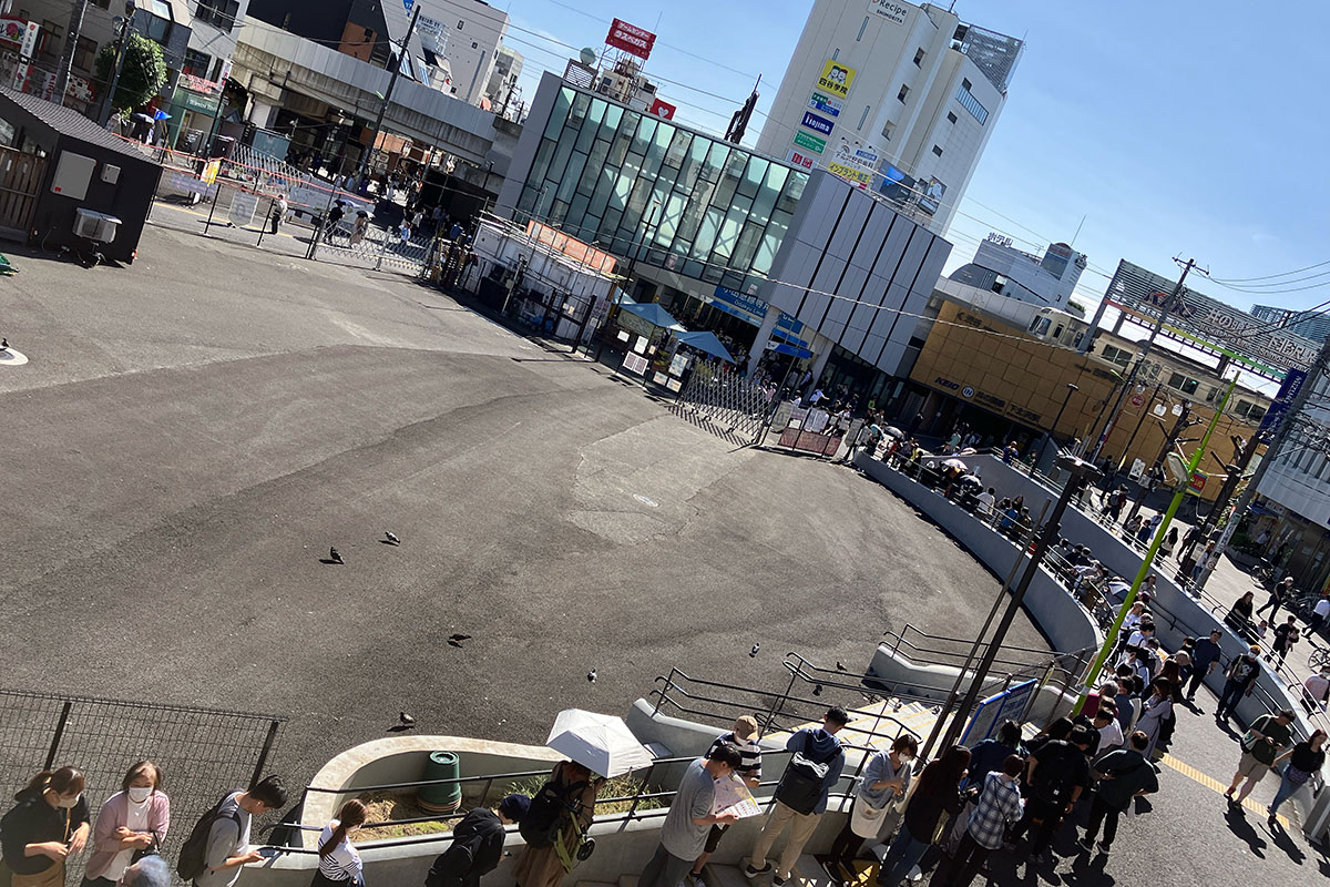 限定100セットでしたが、販売開始時点ですでに80人が並ぶ状況で、15分ほどで完売